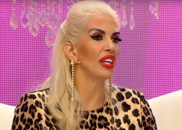 Designerul Raluca Bădulescu are peste 100 de peruci. Cea mai scumpă costă 5000 de euro