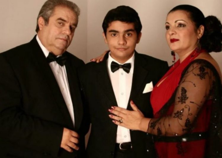 Ce se întâmplă cu fiul Corneliei Catanga e de nerecunoscut. Tânărul plânge continuu