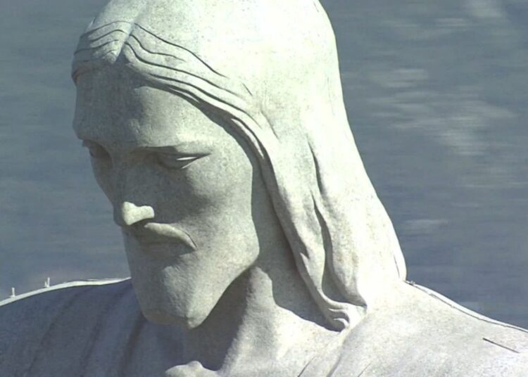 Capul celebrei statui a lui Iisus din Brazilia, opera sculptorului român Gheorghe Leonida