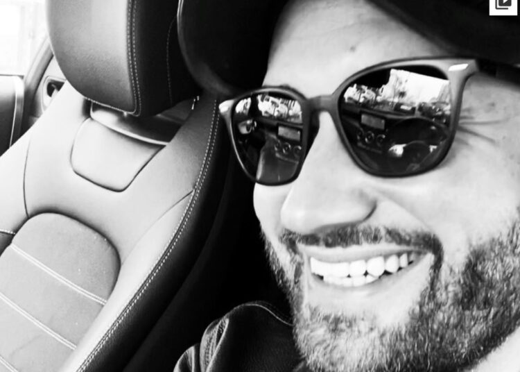 Mihai Bendeac s-a filmat dezbrăcat pe bloc și îmbrăcat în fustă. Ce s-a întâmplat cu actorul