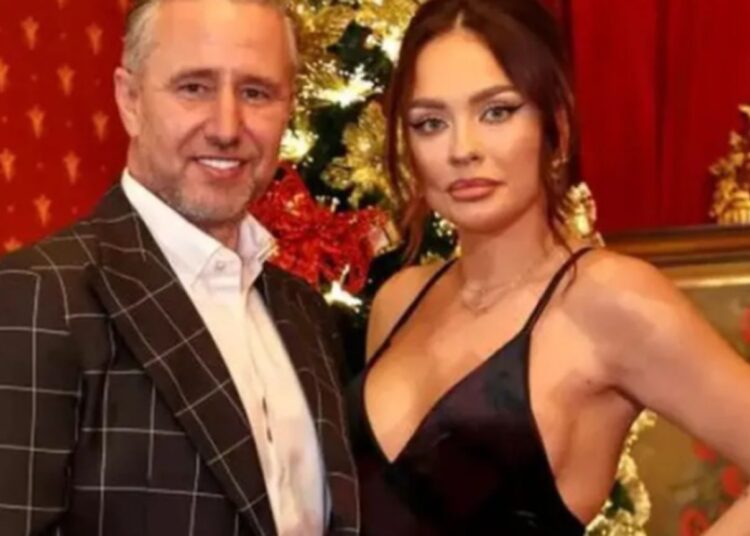 Reghecampf vrea să o pună la pământ pe Anamaria Prodan. A pus prima fotografie cu copilul cu amanta Corina