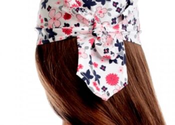 Bandana alba cu flori multicolore aduce alinare