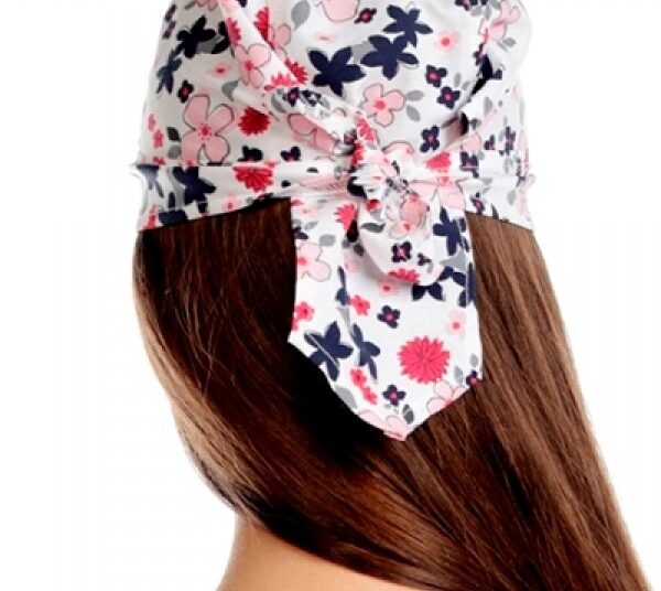 Bandana alba cu flori multicolore aduce alinare