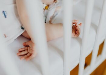 Aspecte de care trebuie să ții cont când alegi un pătuț din lemn