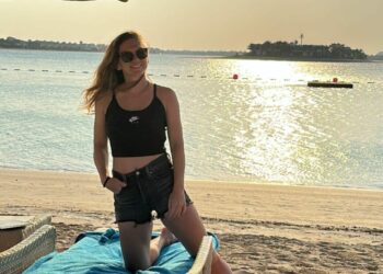 Simona Halep, sclipitoare pe plajă în Dubai