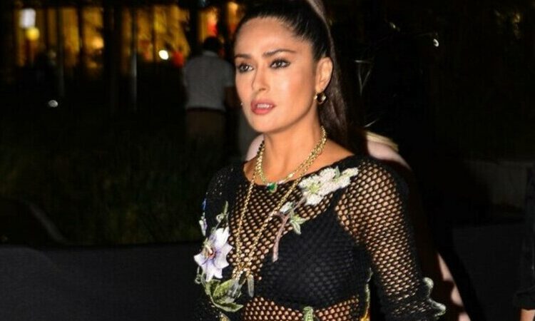 Salma Hayek, nu ți-e rușine? Ținuta care dezvăluie TOT!