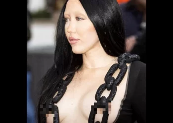 Ținute excentrice și sâni goi la Săptămâna Modei de la Paris. Sora lui Miley Cyrus nu a purtat sutien!