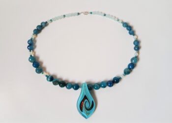 De ce colierele hand-made cu pandantive sunt cea mai bună alegere?
