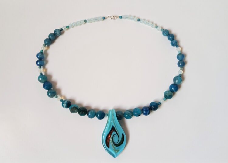 De ce colierele hand-made cu pandantive sunt cea mai bună alegere?