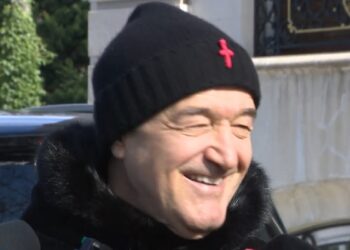 Cine îi face ținutele lui Gigi Becali? Ce e cu crucea roșie de pe căciulă?