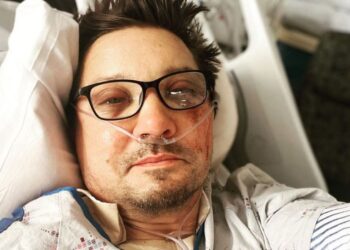 Actorul Jeremy Renner, în scaun cu rotile! Și-a fracturat 30 de oase!