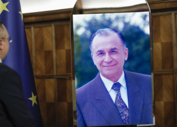 Întâmplare halucinantă petrecută în Parlamentul României! Ion Iliescu, transformat în consilier robot?