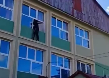 Caz revoltător la o școală din Suceava! Colegii și-au provocat elevul cu dizabilități să se arunce pe geam de la etajul doi!