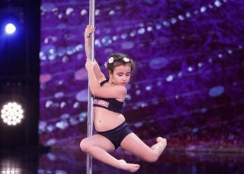 Fetiță dansând la bara la Romanii au Talent! Nu le e rușine? Până unde ajunge goana dupa audiență!