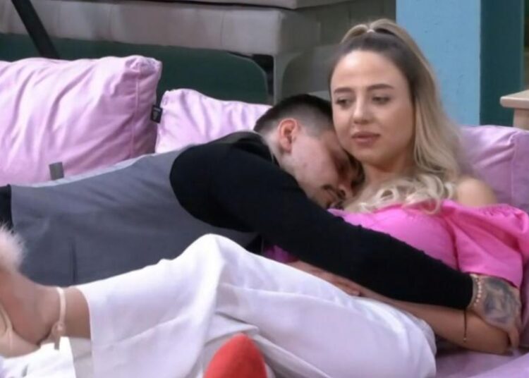 Bogdan consideră că Irina nu-l place pe Alex! Deși o curtează, Irina se lasă greu de cucerit!