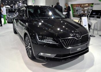 Senatorii îşi iau 22 de limuzine, din bani publici, de 50.000 de euro! De ce nu vor Dacia și vor Skoda?