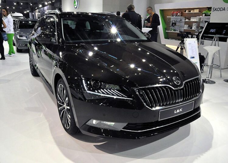 Senatorii îşi iau 22 de limuzine, din bani publici, de 50.000 de euro! De ce nu vor Dacia și vor Skoda?