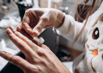 Ce obiecte de valoare amaneteaza vedetele din Romania