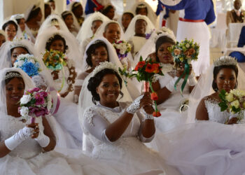 Ceremonie poligamă stranie: peste 800 de soții și-au ajutat bărbații să se căsătorească cu a doua nevastă!