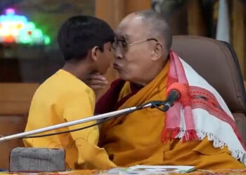 Dalai Lama, filmat când sărută un băiețel și îi spune să îi „sugă limba”! Reacția liderului tibetan de 87 de ani!