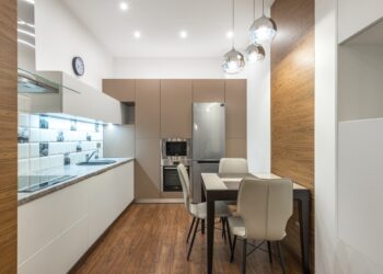 Cum să alegi mobila perfectă pentru o bucătărie mică