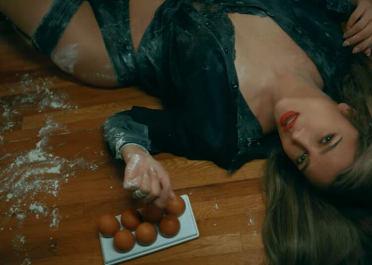 Lora, ipostaze incendiare în cel mai recent videoclip! Ce a făcut special, ca să iasă videoclipul cât mai bine!