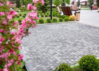 Piatra cubică, un material versatil ce poate să îți decoreze modern gospodăria