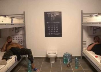 Fraţii Tate au făcut spectacol pe Internet, după ce au scăpat de arestul la domiciliu! Cei doi milionari s-au filmat live timp de 24 de ore făcând ASTA!