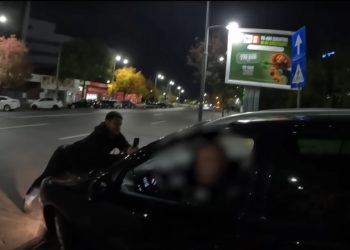 „Justițiarul de Berceni”, luat pe capota unei mașini prin traficul aglomerat din București. Șoferul a fost arestat!