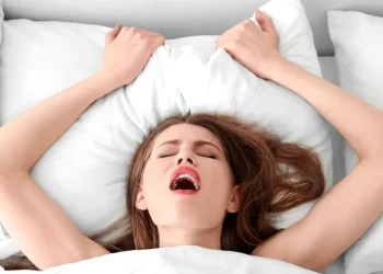 De ce femeile mimează orgasmul?