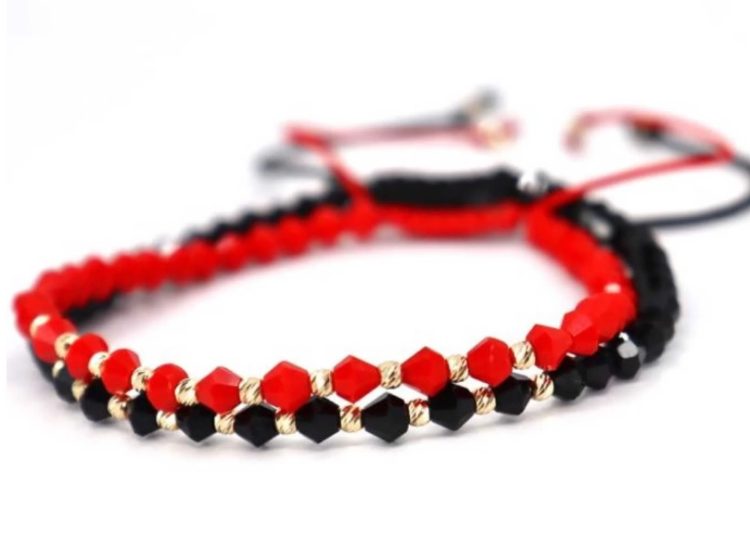 Cum să asortezi brățările bărbătești cu biluțe din aur la evenimente formale și casual