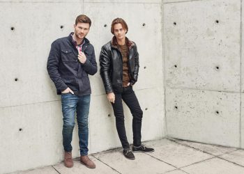 Blugii pentru bărbați sunt hainele preferate ale multor vedete – vezi cum îi poartă în ținute uimitoare