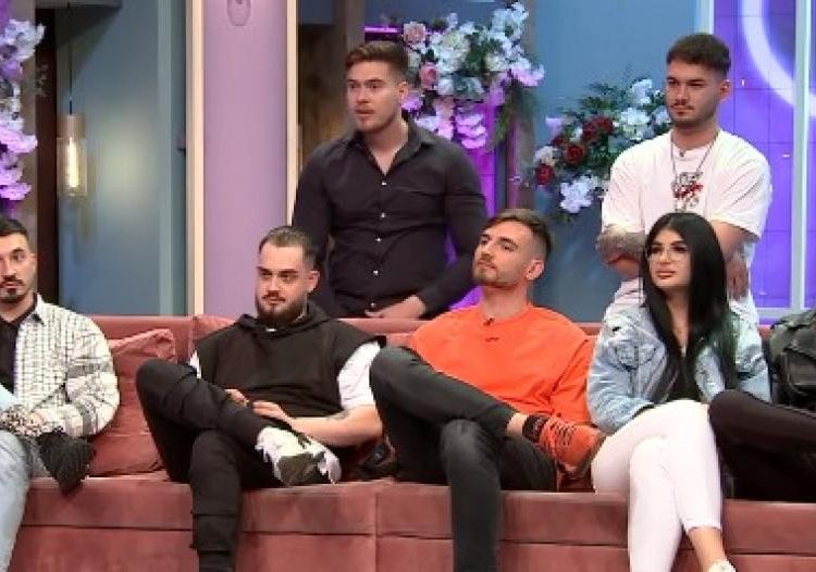 Băieții au avut un comportament nepotrivit la intrarea Ionelei în casa lor. Cristian, printre cei mai vocali