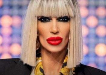 Răvășitoarea divă Raluca Bădulescu, considerată de bărbați o Carmen Electra a României, și-a găsit jumătatea mică: el are nici jumate din vârsta ei