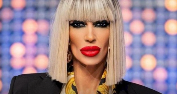 Răvășitoarea divă Raluca Bădulescu, considerată de bărbați o Carmen Electra a României, și-a găsit jumătatea mică: el are nici jumate din vârsta ei