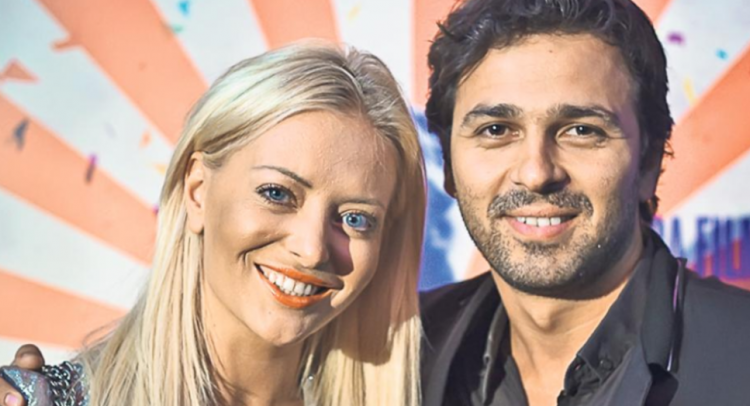 Soțul Deliei, un miliardar frumușel, atât de plin de bani încât rupe două-trei lopeți pe zi încercând să îi întoarcă, trăiește din banii soției