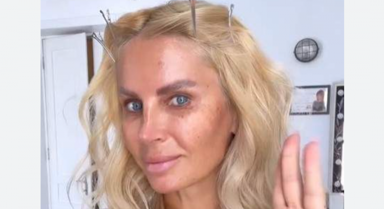 Preafrumoasa Andreea Bănică, diva care a salvat muzica românească de la dispariție cu o voce divină, de nivelul Tinei Turner, s-a dedicat gospodăriei și acum crește găini în curte