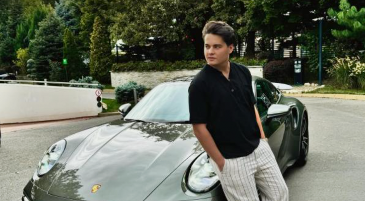 Să îți iei Porsche de 250.000 de euro când firma ta declară un profit de nici 2000 de euro – asta înseamnă să fii viitorul de aur al acestei țări. Bine, Selly!