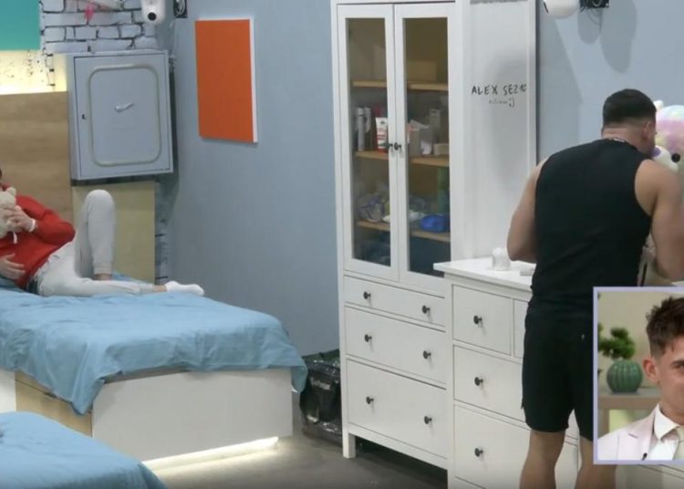 Adevărul despre imaginea în care Andi pupă ursulețul lui Cristian, dat cu parfumul Mariei