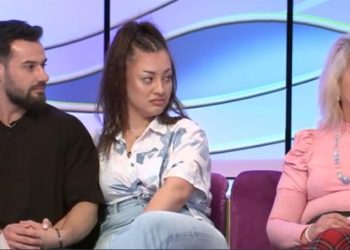 Doamna Dorina, surprinsă neplăcut că Roberta îi dă mâncare câinelui său din propria farfurie