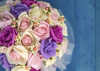 Cum recunoști trandafirii artificiali de calitate la prima vedere