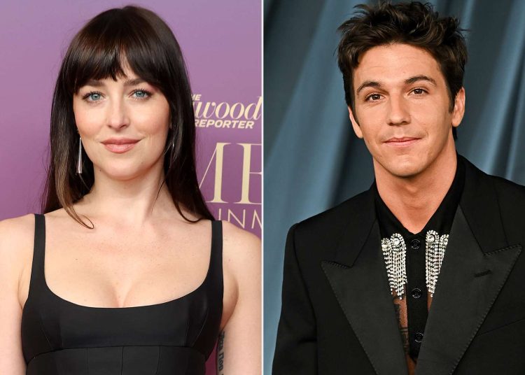 Apariție neașteptată: Dakota Johnson, fotografiată cu un cântăreț cunoscut