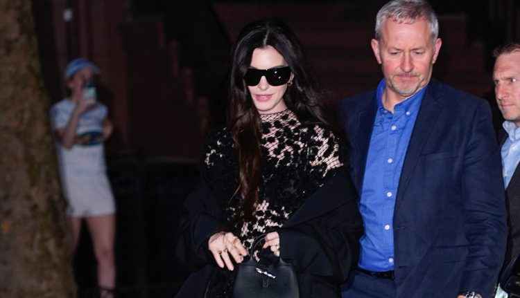 Reacții după apariția Anne Hathaway într-o ținută îndrăzneață