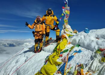 Ce s-ar fi întâmplat pe Everest: turiști în pericol și intervenții costisitoare