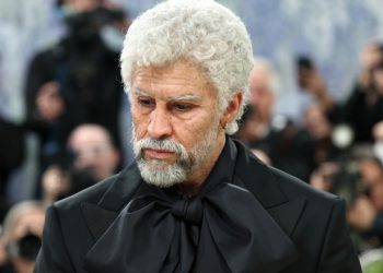 Bad Bunny a surprins la Met Gala 2026 cu un look îmbătrânit artificial