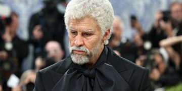 Bad Bunny a surprins la Met Gala 2026 cu un look îmbătrânit artificial