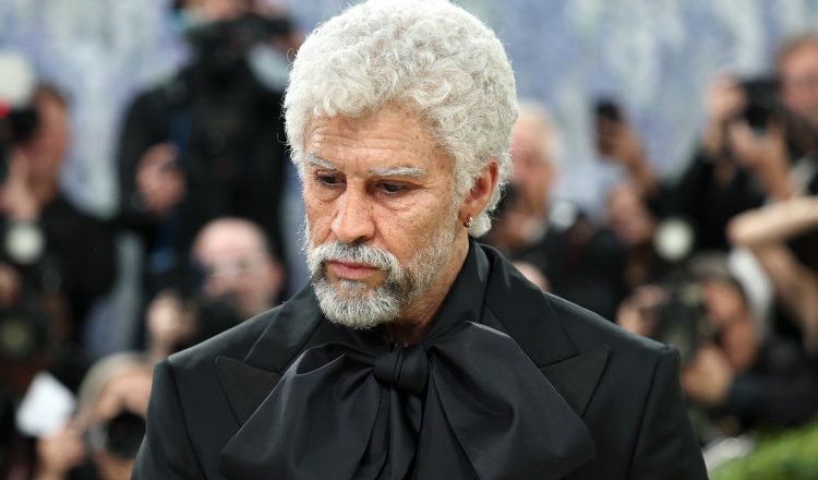 Bad Bunny a surprins la Met Gala 2026 cu un look îmbătrânit artificial