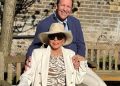 Joan Collins, apariție elegantă la 92 de ani. Actrița din „Dinastia”, la brațul soțului mai tânăr