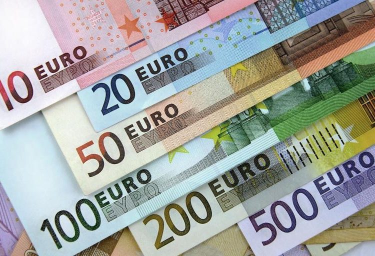 Criza politică lovește piața creditelor: românii care vor locuință au costuri mai mari